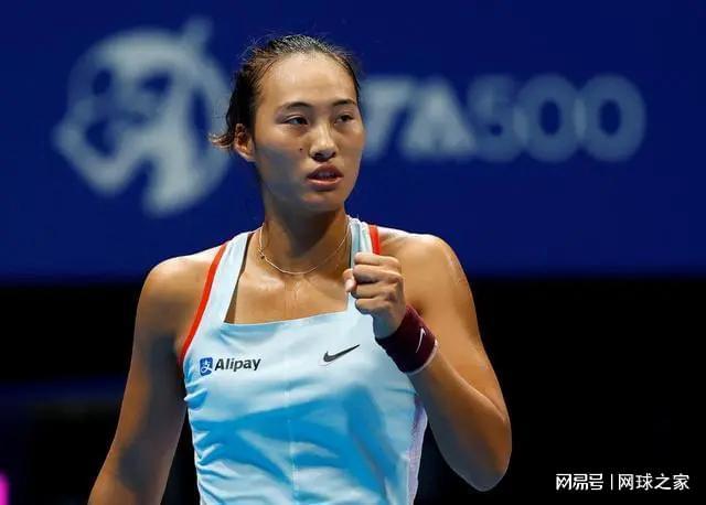 在球场上保 在球场上保